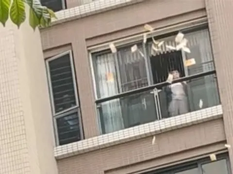 Người phụ nữ liên tục ném tiền xuống đất, nhiều người tranh nhau nhặt