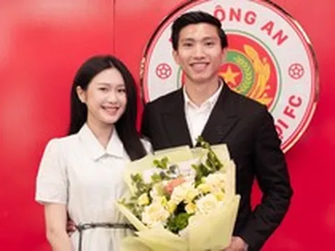 Đoàn Văn Hậu tự tung ảnh nét căng, ôm eo bà xã Doãn Hải My cực tình tứ trong ngày đặc biệt