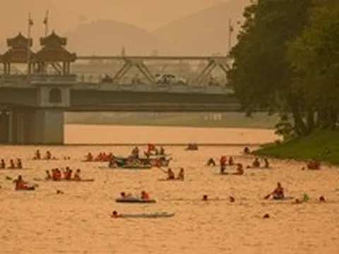 Cảnh tượng trên sông Hương lúc chiều tối khiến nhiều người thốt lên: Không tin vào mắt mình!