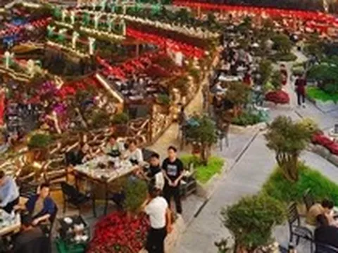 'Đột nhập' nhà hàng lẩu lớn nhất thế giới