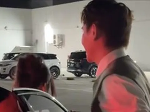 Tóm dính cặp đôi mới Vbiz: Công khai ôm eo sát rạt, còn ngồi chung một xe ra về