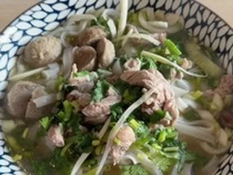 Khách Tây dùng hết vốn liếng tiếng Việt để chơi Locket: Thấy sai sai nhưng sao viral thế này