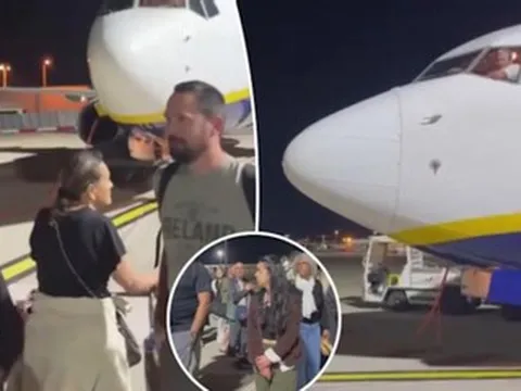 Hành khách phẫn nộ tràn xuống đường băng, ngăn máy bay cất cánh