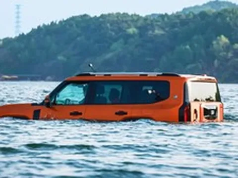 Thêm hãng xe Trung Quốc làm SUV có thể bơi trên nước, trang bị động cơ điện lẫn motor xăng