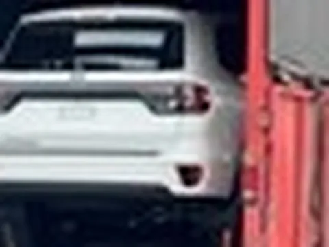 Ford Everest 2026 xuất hiện tại Hà Nội: Dễ ra mắt ngày 6/5, máy xăng tăng sức ép lên Fortuner, giá dự kiến 1,7 tỷ