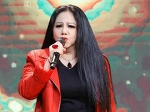 Nữ ca sĩ phải cầm bằng khen đi xin tiền nhà tài trợ: Làm 4 show cháy vé ở Đà Nẵng