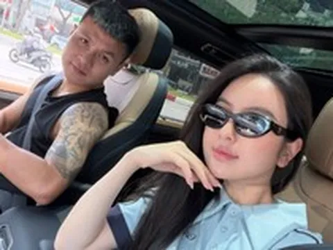 Quang Hải diện áo ba lỗ khoe loạt hình xăm, lái Range Rover 8 tỷ đưa Chu Thanh Huyền đi làm