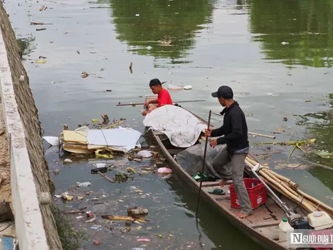VIDEO: Người đàn ông ném hàng loạt vỏ chai bia xuống sông ở Huế gây bức xúc dư luận