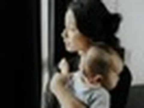 Ôm con đứng ngoài ban công lúc nửa đêm, mẹ trẻ 23 tuổi khiến cả nhà hoảng loạn vì điều không ai ngờ
