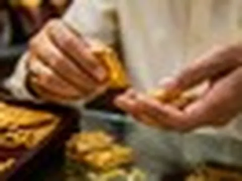 Nền kinh tế 3.700 tỷ USD kêu gọi dân 'nhịn' mua vàng, làm việc tại nhà