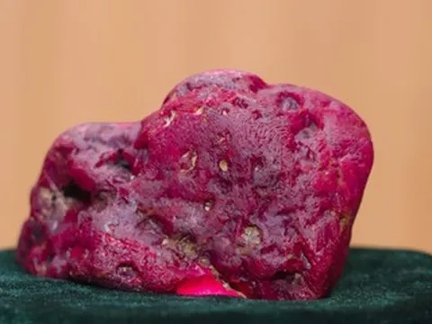 'Báu vật' hồng ngọc màu đỏ tím nặng hơn 2kg gây chấn động