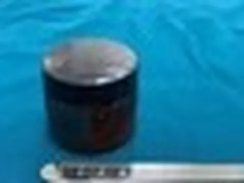 Người đàn ông hoảng loạn khi hũ mỹ phẩm chui tọt vào trực tràng
