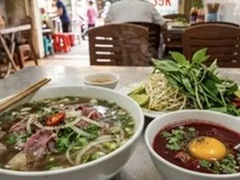 Bát nước đỏ au cạnh tô phở miền Nam khiến khách phương xa rén ngang, khách quen lại thòm thèm săn lùng