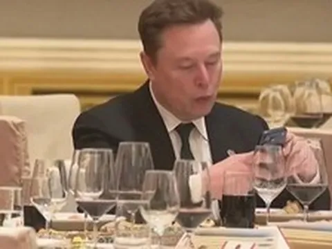 Tỷ phú Elon Musk dùng điện thoại gì?