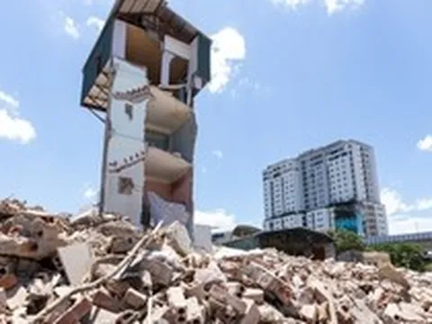 'Nhà một cột' chênh vênh giữa đại công trường Vành đai 2,5 Hà Nội bị phá bỏ