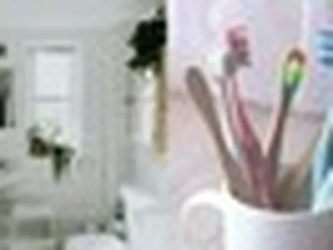 Nhiều gia đình đang để bàn chải đánh răng kiểu này mà không biết: Có nguy cơ “nuôi ổ vi khuẩn” ngay trong nhà tắm
