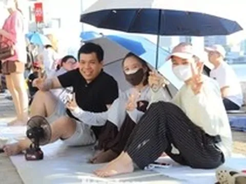 Trải chiếu, căng bạt, mang cơm đi 'xí chỗ' xem pháo hoa Đà Nẵng