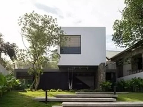 Thiết kế để phòng ngủ phía trên vươn ra 2,5m thành mái hiên cho ngôi nhà