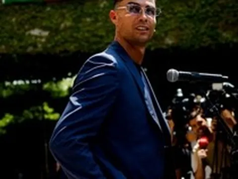 Ronaldo 41 tuổi diện vest bảnh bao, visual cực bảnh lên đường đến Mỹ, bước vào kỳ World Cup thứ 6 lịch sử