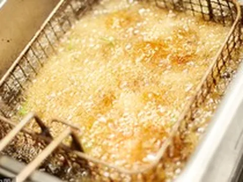 Quán gà rán Nhật Bản nổi tiếng tiết lộ về dầu chiên “truyền qua 3 đời”: Khẳng định là bí quyết giữ hương vị