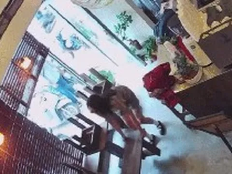Chủ quán cà phê ở TP.HCM ngủ quên, khách đợi nửa tiếng rồi lao vào làm việc không ngờ