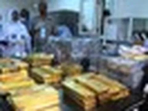 Một nước nghèo buộc doanh nghiệp xăng dầu ký quỹ 200 kg vàng để được cấp phép nhập khẩu nhiên liệu