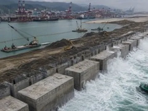 Phát hiện 117 khối bê tông nặng tới 8.600 tấn đang được đánh chìm xuống đáy biển, một 'vùng đất' rộng 167 ha dần được tạo ra