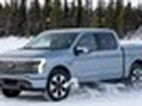 Bán tải điện Ford cỡ Ranger lần đầu chạy thử trên đường: Đầu xe siêu ngắn, trang bị nhiều công nghệ an toàn, chốt ra mắt năm sau