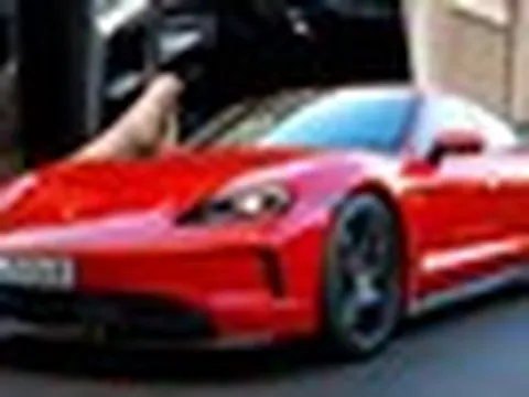 Porsche Taycan 2027 ra mắt: Dễ khiến dân chơi xiêu lòng với hộp số giả lập 8 cấp, bộ pin lớn hơn, AI thông minh hơn