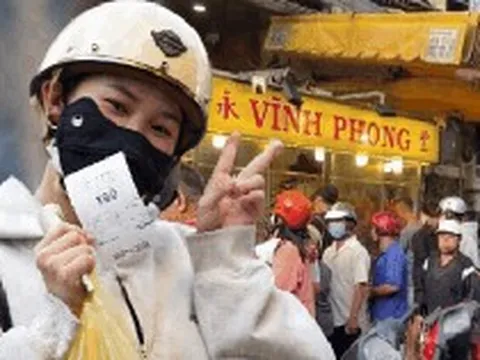 Cảnh tượng lạ ngày Tết Đoan Ngọ tại TP.HCM: Người dân xếp hàng, cầm theo số phiếu tới 248 vẫn vui vẻ đợi chờ