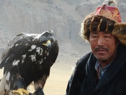 Ngôi làng huấn luyện đại bàng nổi tiếng thế giới, có con bay hơn 190km/h