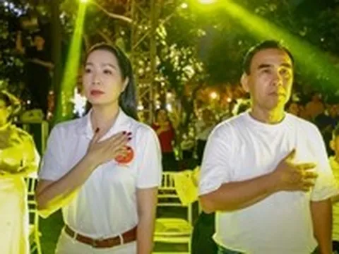 Bức hình xúc động của MC Quyền Linh và người yêu cũ