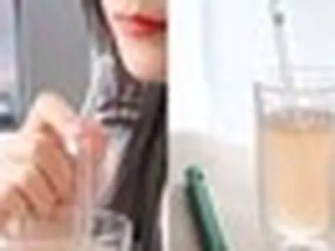 Bỏ ống hút nhựa để dùng ống hút thủy tinh, người phụ nữ bất ngờ bị bị chảy máu đường tiêu hóa vì lý do không thể ngờ