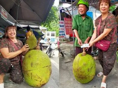 Quả mít 53kg ở Lạng Sơn khiến cả chợ kéo đến xem, được bán với giá 500.000 đồng, bổ ra sau 30 phút hết sạch