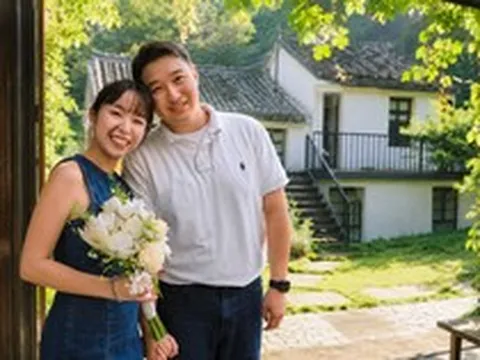 Bỏ phố về quê sau 10 năm làm việc kiệt sức, cặp vợ chồng cải tạo ngôi nhà trăm tuổi: Cuộc sống bình yên khiến ai xem cũng ao ước