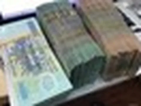 Phát hiện chiếc cặp màu tím chứa 500 triệu đồng tiền mặt với nhiều mệnh giá nằm chơ vơ trên Đại lộ Hoa Lư