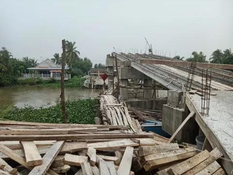 Kiên Giang: Cầu bắc ngang kênh xáng Chưn Bầu sập, lộ thêm nhiều vi phạm?