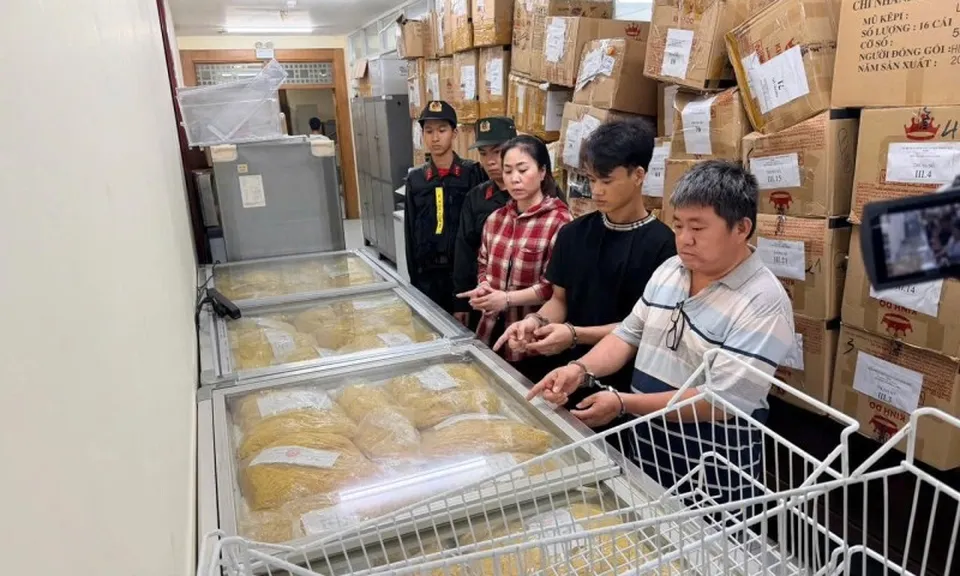 Triệt phá đường dây sản xuất mì sợi sử dụng hóa chất độc hại