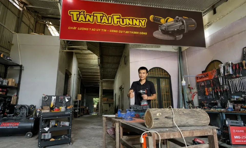 Chàng trai miền Tây xin bỏ đại học để 'thổi hồn' linh kiện ôtô, xe máy