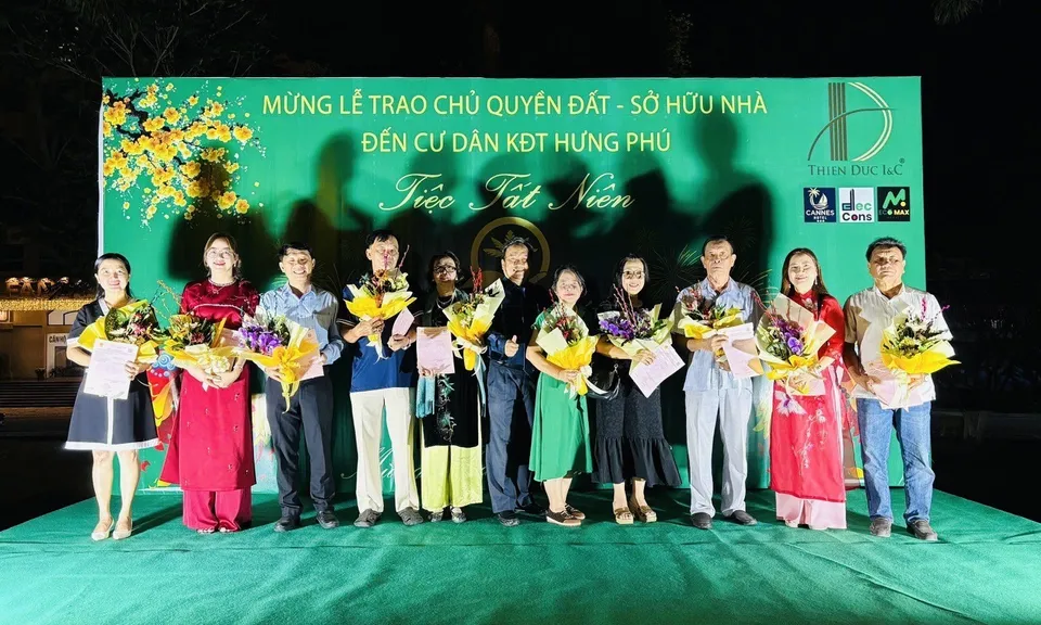 Cầm "sổ hồng" trao tay, cư dân Khu đô thị Hưng Phú chính thức xác lập quyền sở hữu tài sản